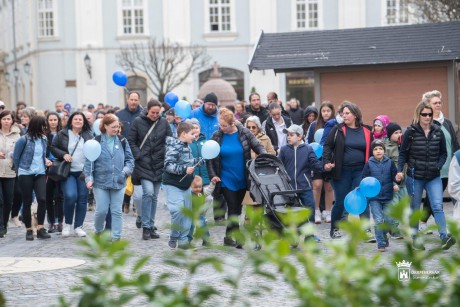 Kék séta kedden a Belvárosban az autizmus világnapján