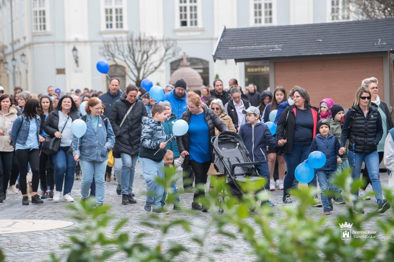 Kék séta kedden a Belvárosban az autizmus világnapján