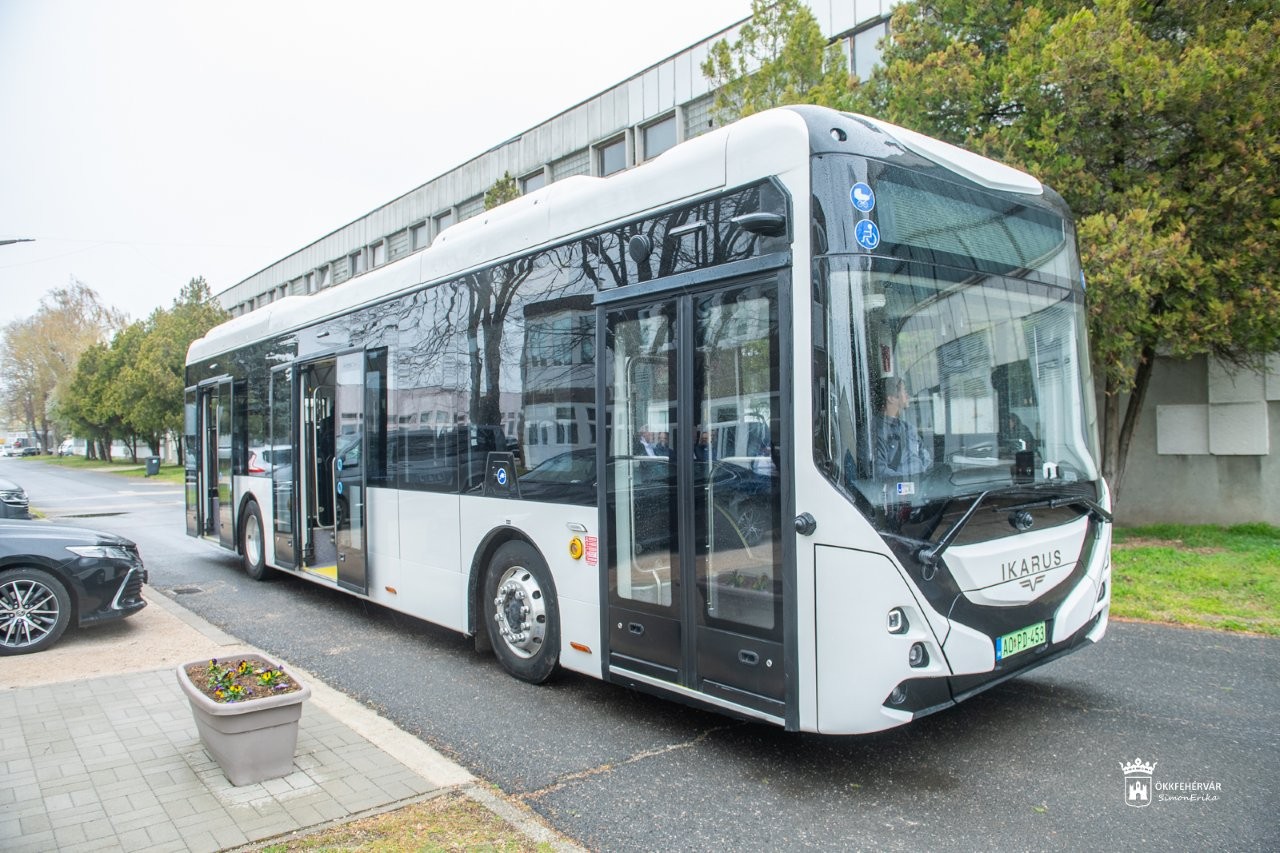 Négy elektromos Ikarus busz segítheti a gyermekeket a tankerületeken keresztül