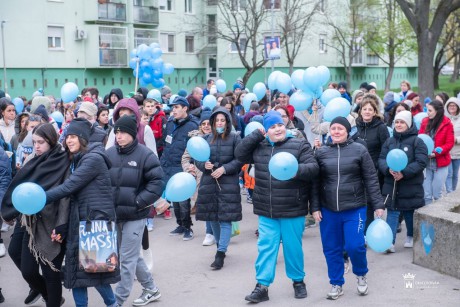 „Mi is képesek vagyunk nagyszerű dolgokra” – Kék séta az autizmus világnapjához kapcsolódva