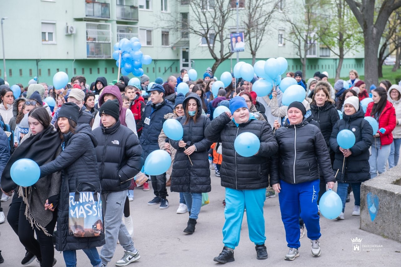 „Mi is képesek vagyunk nagyszerű dolgokra” – Kék séta az autizmus világnapjához kapcsolódva
