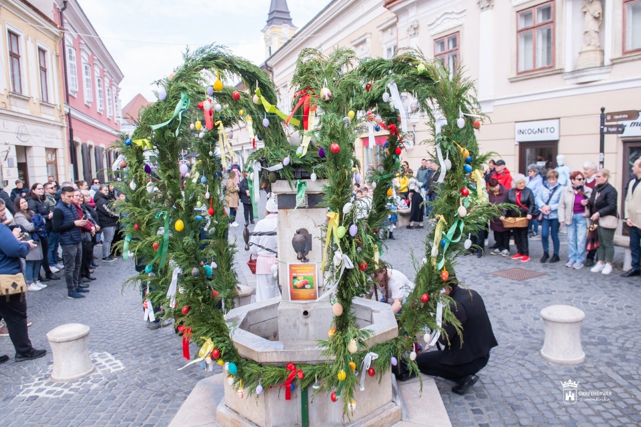 Idén is húsvéti díszbe öltözött a Koronás-kút a Liszt Ferenc utcában