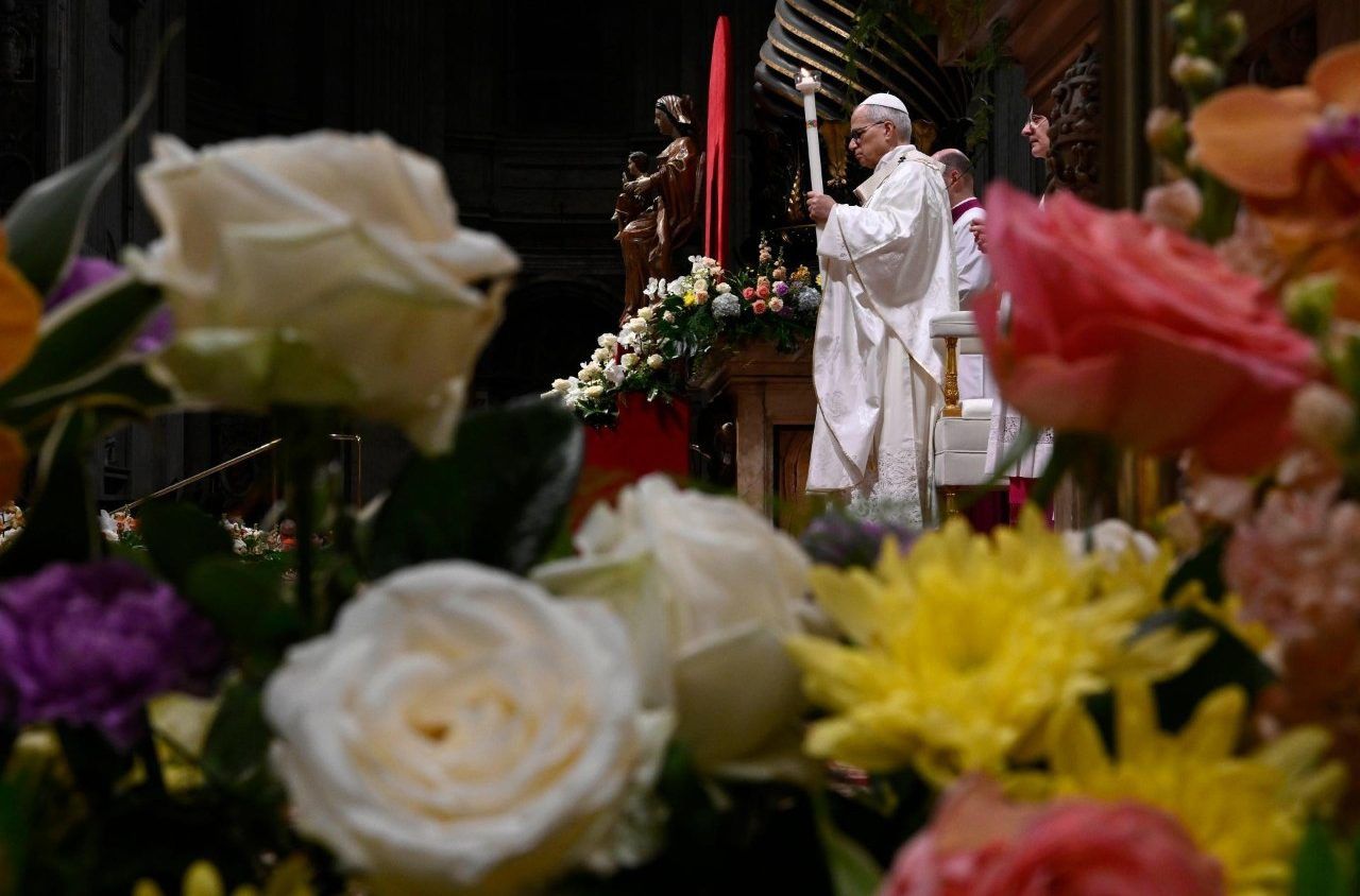 A békéről üzent XIV. Leó pápa nagyszombat estéjén a Szent Péter-bazilikában
