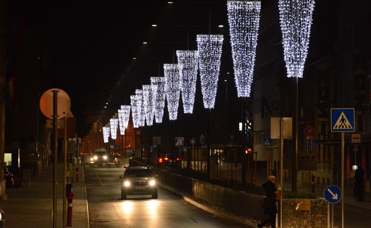 Időszakos lezárás lesz késő éjszaka a fények leszerelése miatt a Várkörúton