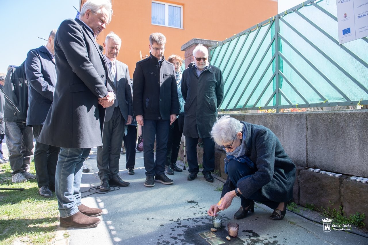 Botlatókövek őrzik mától dr. Heller Pál és felesége emlékét a Király soron