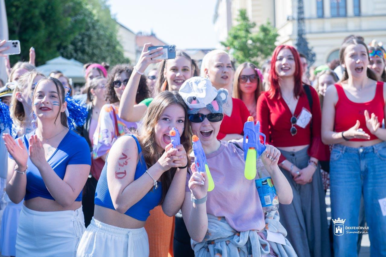 Bolondballagás százezres nyereményekkel – színes felvonulás április 28-án