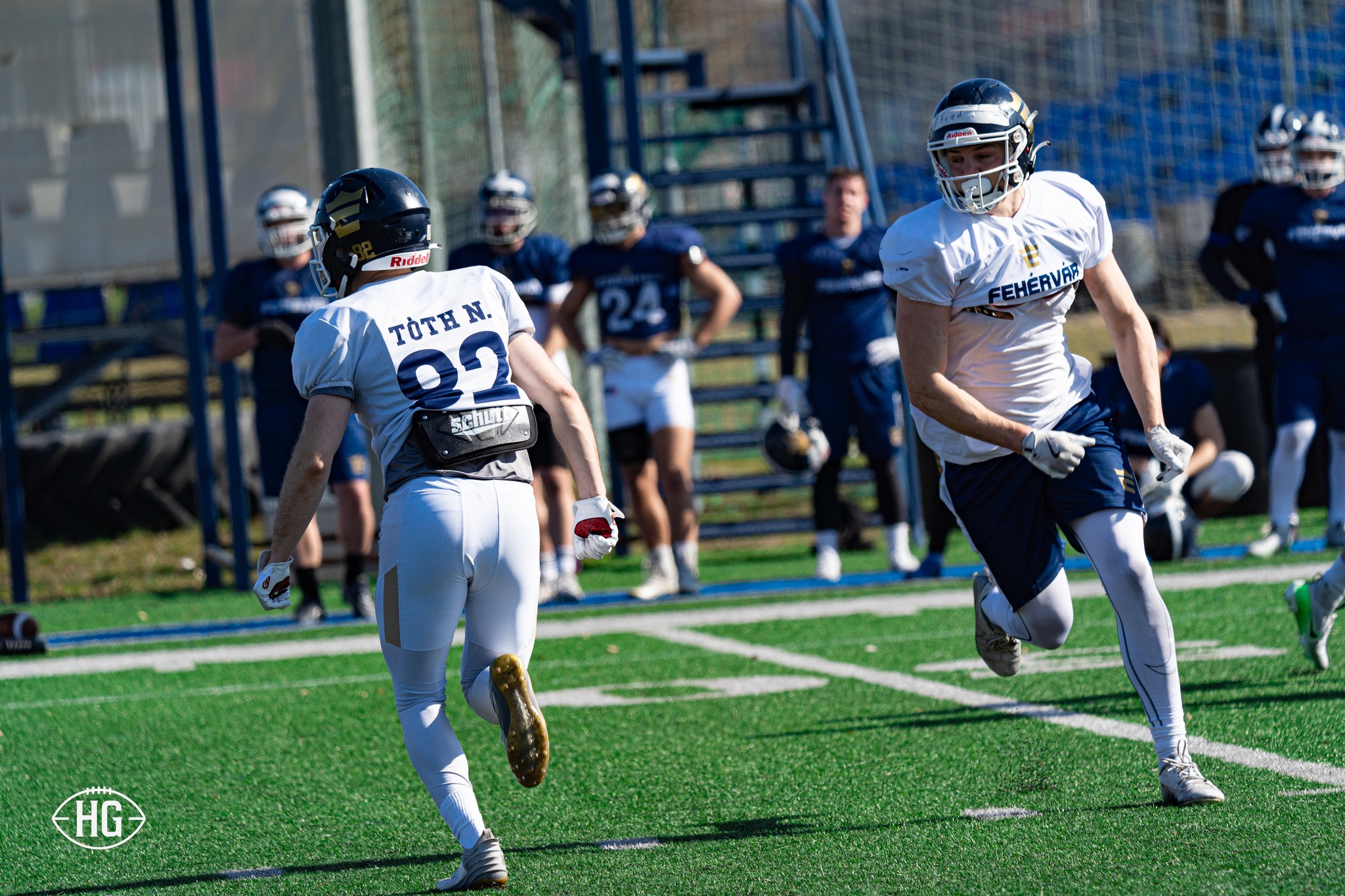 Szezonnyitó a First Fielden: Történelmi rangadóval debütálnak a Koronázók