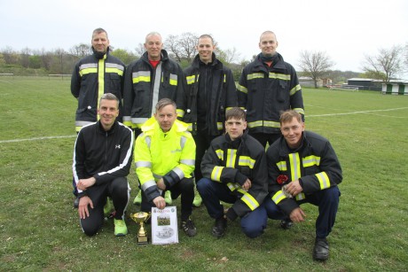 Bronzérem a tűzoltók kismotorfecskendő-szerelő bajnokságon