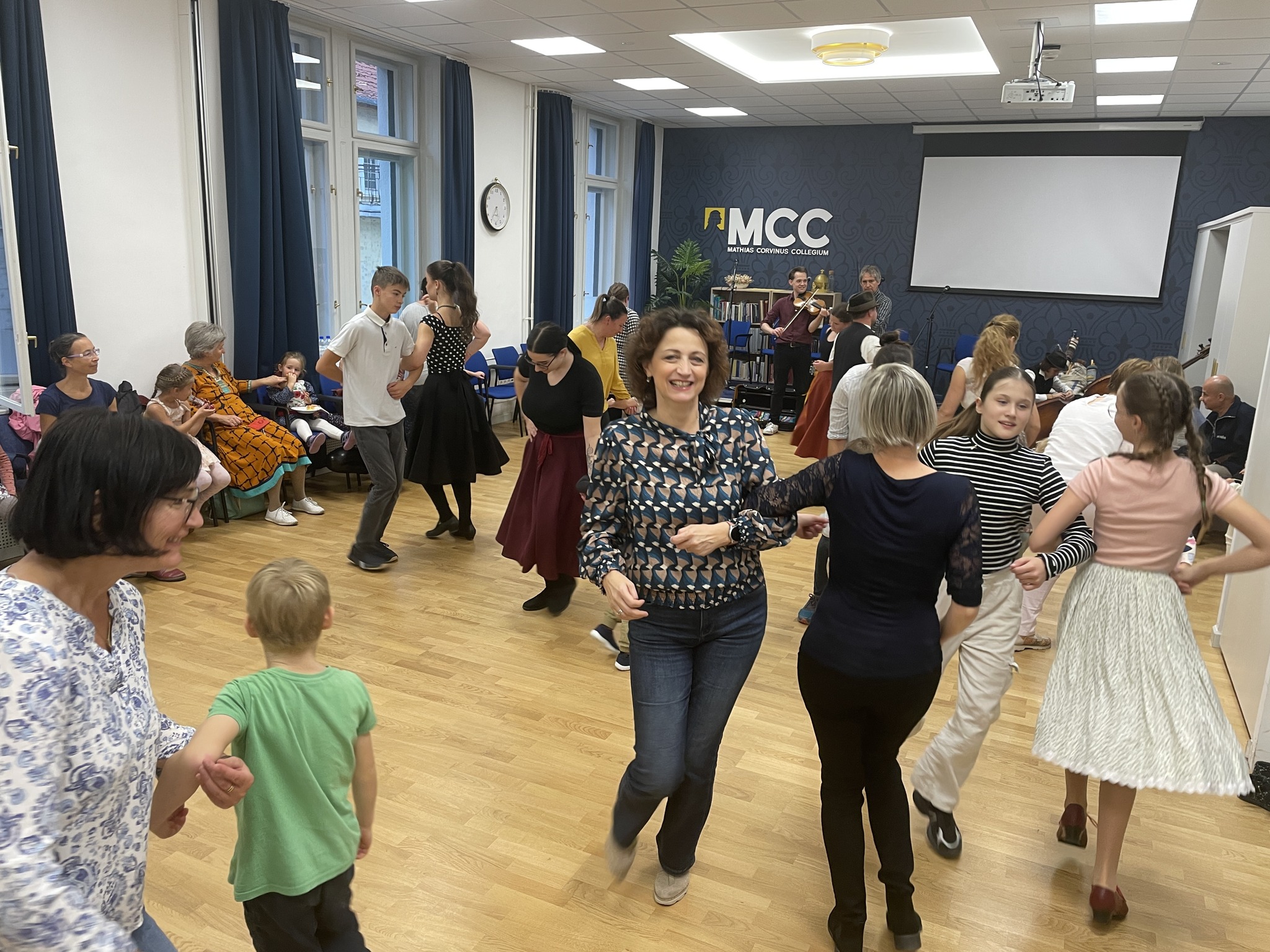 Táncház a Kákics zenekarral április 18-án a Táncsics utcában