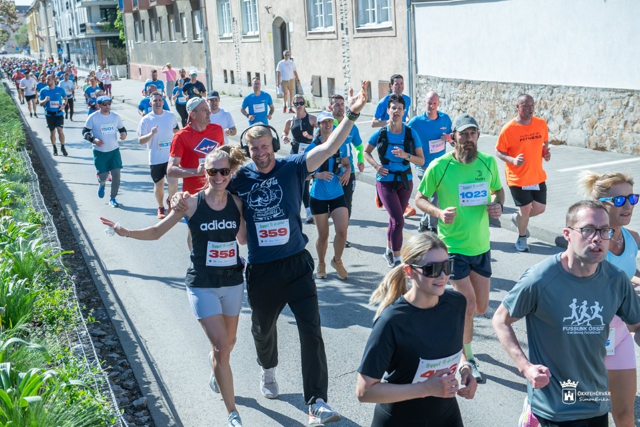 Esküvő és FEMA kutyás futás színesítette vasárnap a XI. Cerbona Fehérvár Félmaratont