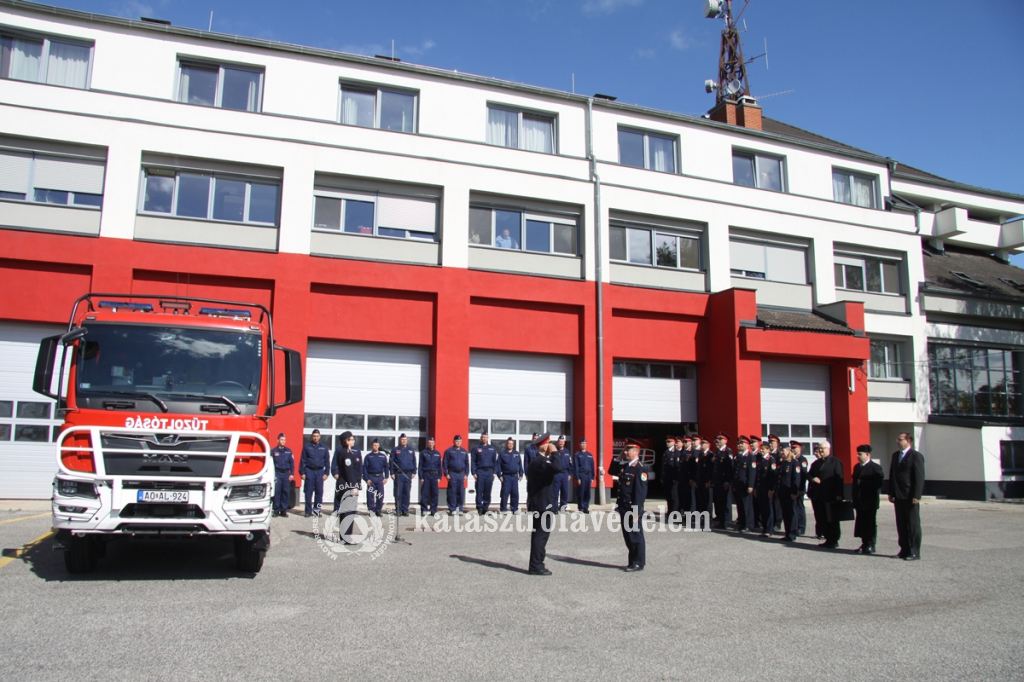 Új tűzoltóautó érkezett a székesfehérvári hivatásos tűzoltó-parancsnokságra
