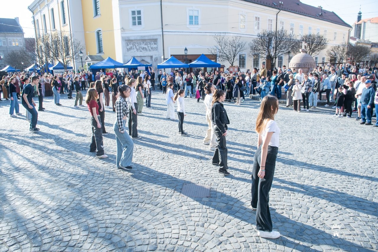 Érdemes lesz arra járni: „Gute Laune” flashmob pénteken a Városház téren