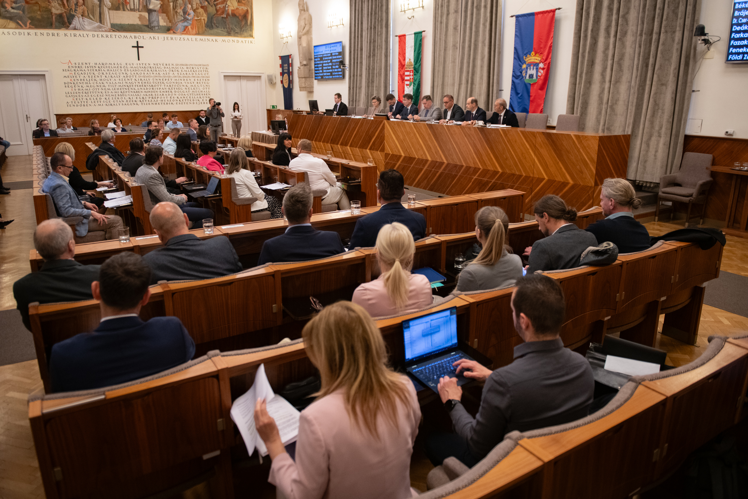 Közgyűlés - megannyi városi intézmény felújításáról is döntöttek