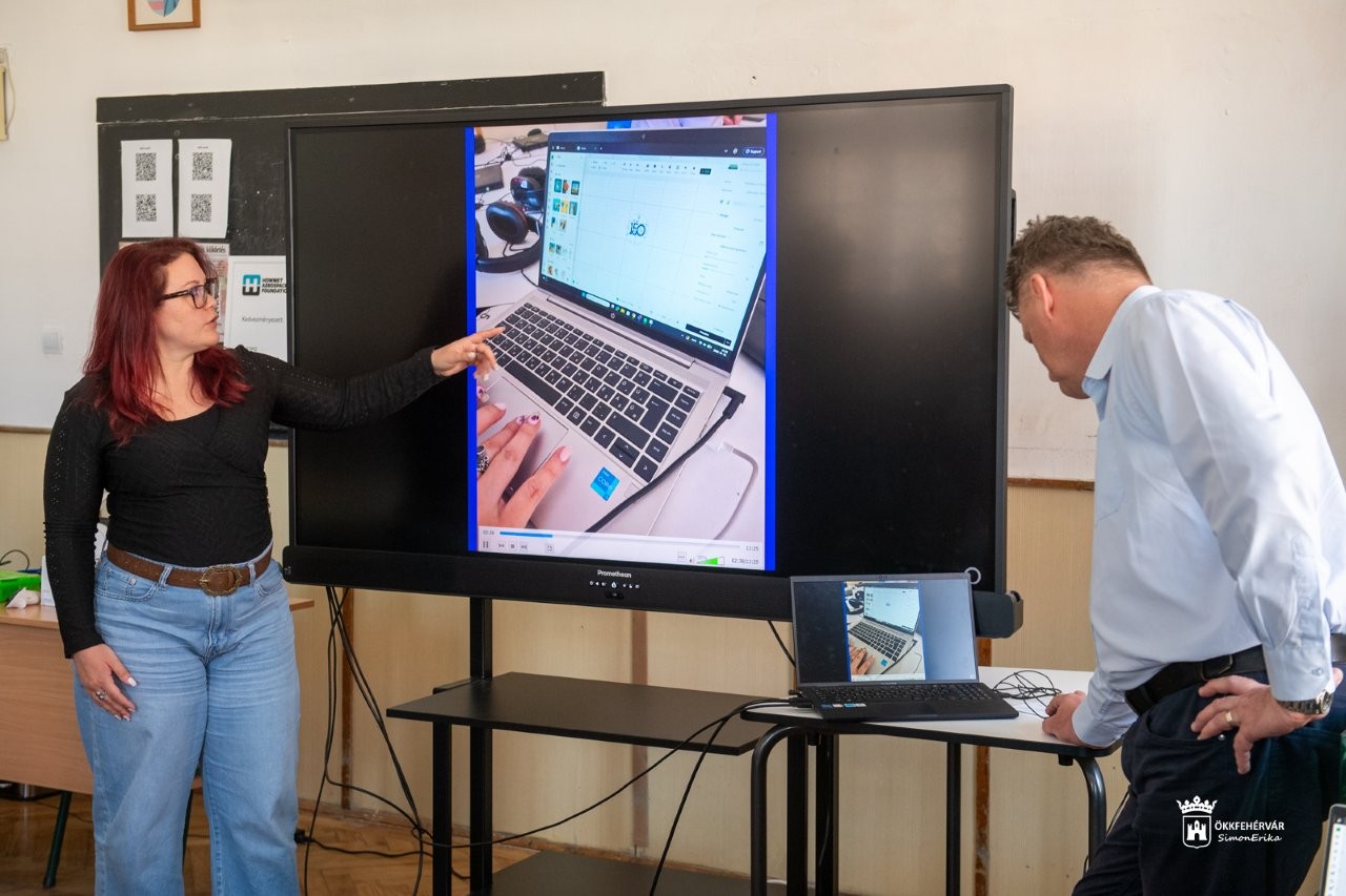 Átadták a Teleki Blanka Gimnázium okostantermét és az új spektrofotométereket