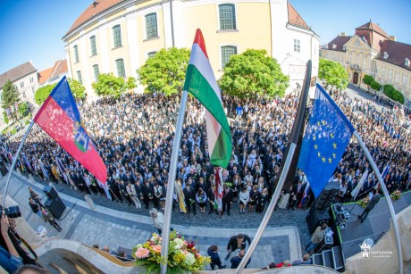 Több mint kétezer végzős fiatal vett részt Székesfehérvár közös ballagási ünnepségén