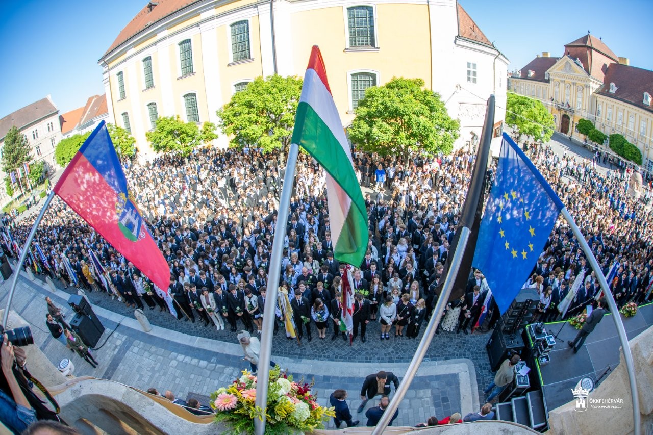 Több mint kétezer végzős fiatal vett részt Székesfehérvár közös ballagási ünnepségén