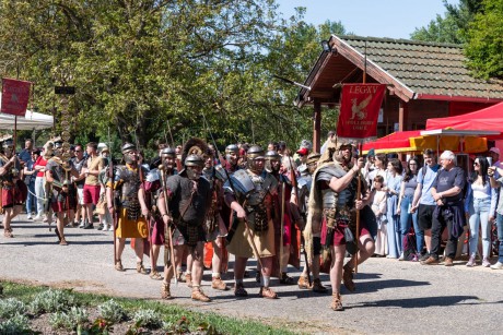 Lázadó kelták, hősies rómaiak, és lovas sólymászbemutató - így telt a Floralia első napja
