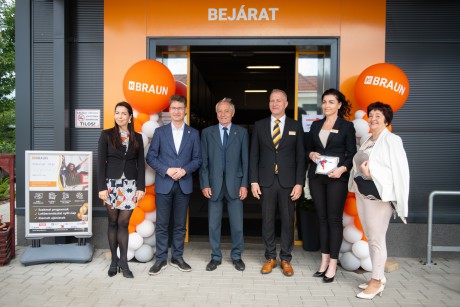 Átadták a kibővített HUFBAU Braun áruházat Székesfehérváron