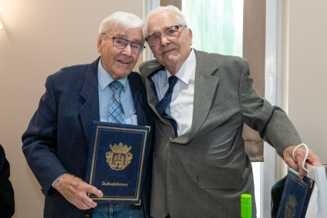 Kivételes ünnep! - egy 90 éves székesfehérvári ikerpárt köszöntött dr. Cser-Palkovics András polgármester