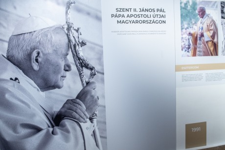 Tárlatvezetésekre várják a látogatókat kedden a Szent II. János Pál pápa kiállításon