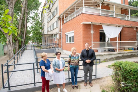 Új rámpa segíti a közlekedést a Feketehegy-Szárazréti Idősek Otthonában