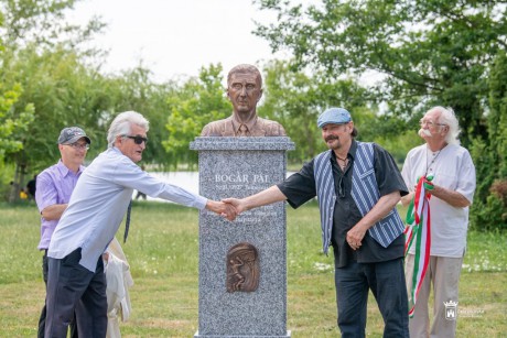 Felavatták az Európa-bajnok kosárlabdázó, Bogár Pál szobrát az Olimpiai Parkban