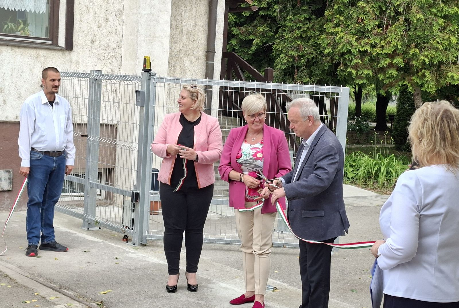 Elektromos kapu a Fehérvár Travel Alapítvány támogatásával a bicskei Tópart Otthonban