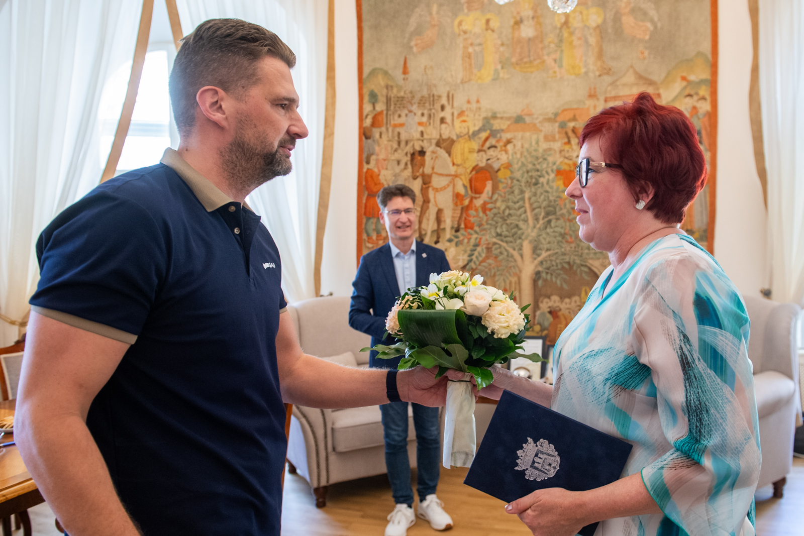 Polgármesteri Elismerő Emlékérmet vehetett át Kissné Mohácsi Éva, a Közgyűlési Iroda nyugdíjba vonuló munkatársa