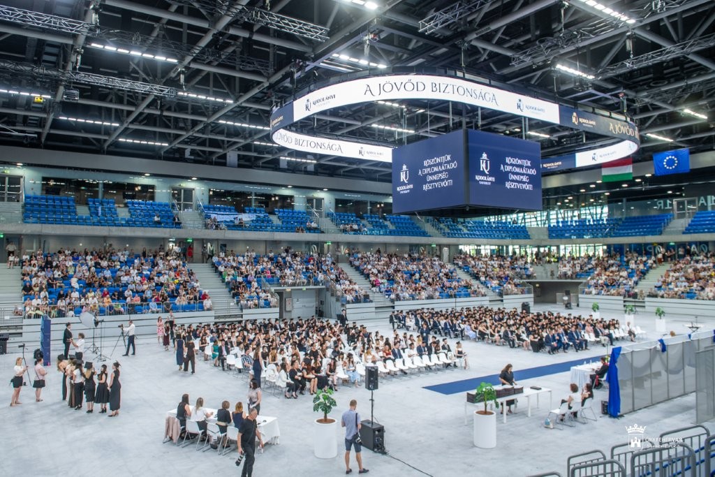 Nyolcszázan diplomáztak a Kodolányi János Egyetemen