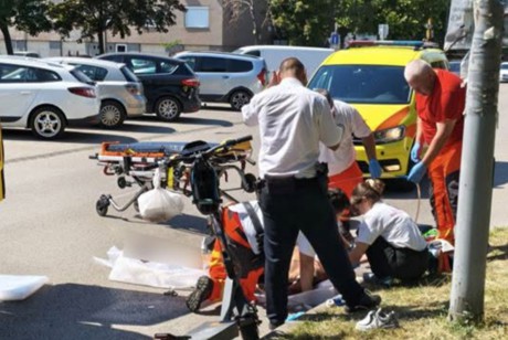 Súlyos fejsérüléssel szállítótták kórházba a rollerest - a bukósisak életet menthet!