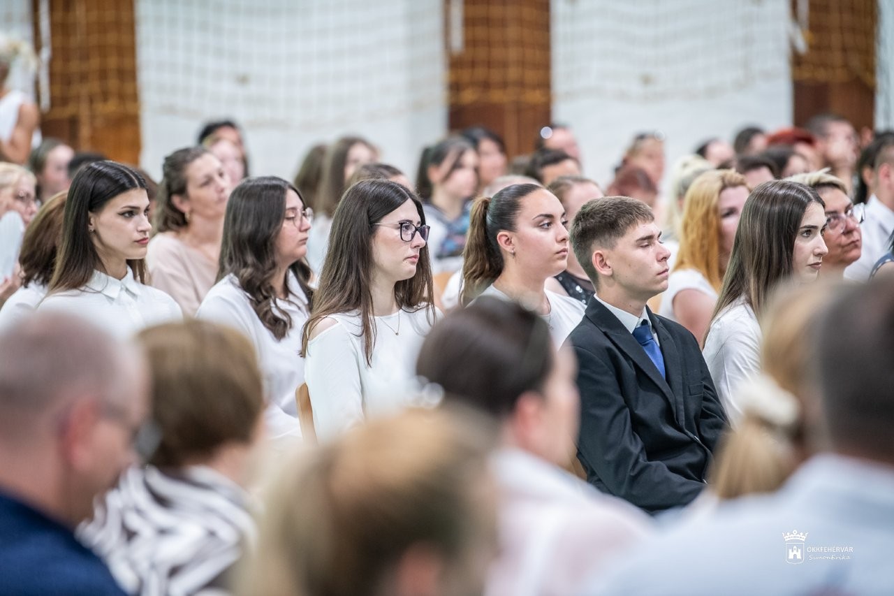 Oklevélátadó ünnepségen köszöntötték a frissen végzett osztályokat a Bugátban