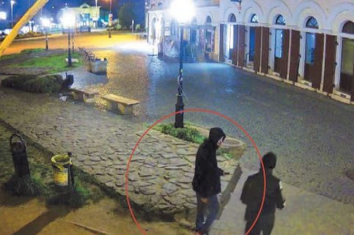 Követ tett az úttestre, amire ráhajtott egy autó - keresik a rendőrök