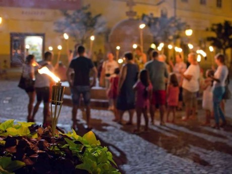 Péntekenként folytatódnak a fáklyás városnéző túrák Székesfehérváron