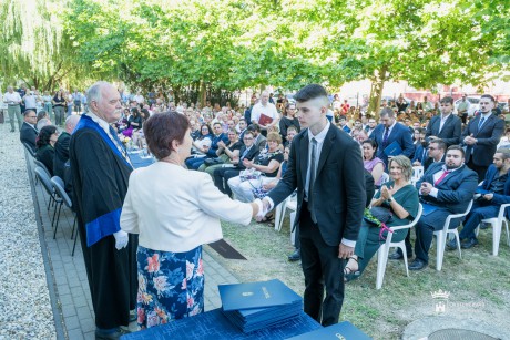 Átvették diplomájukat az Óbudai Egyetem Alba Regia Karának végzősei