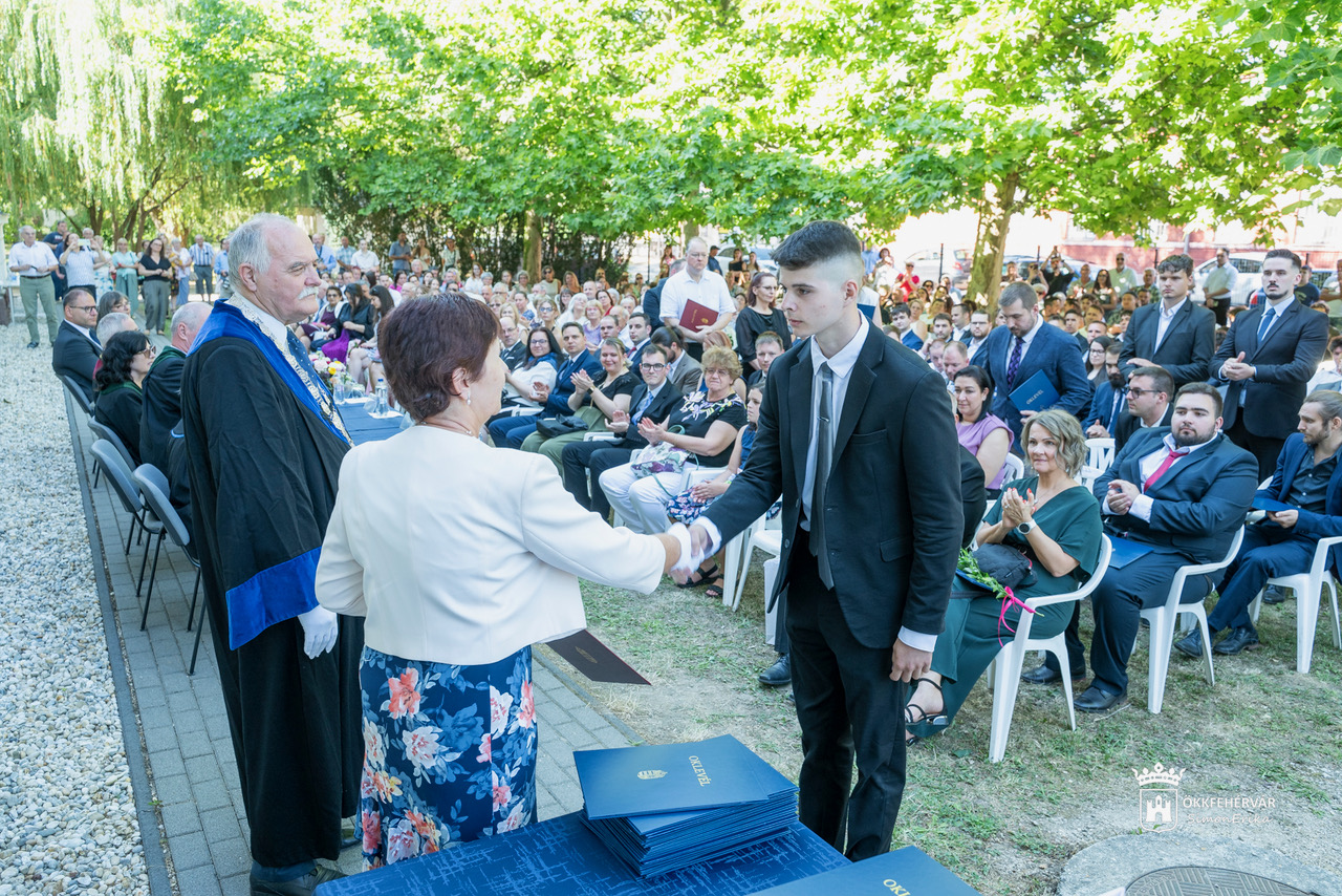 Átvették diplomájukat az Óbudai Egyetem Alba Regia Karának végzősei
