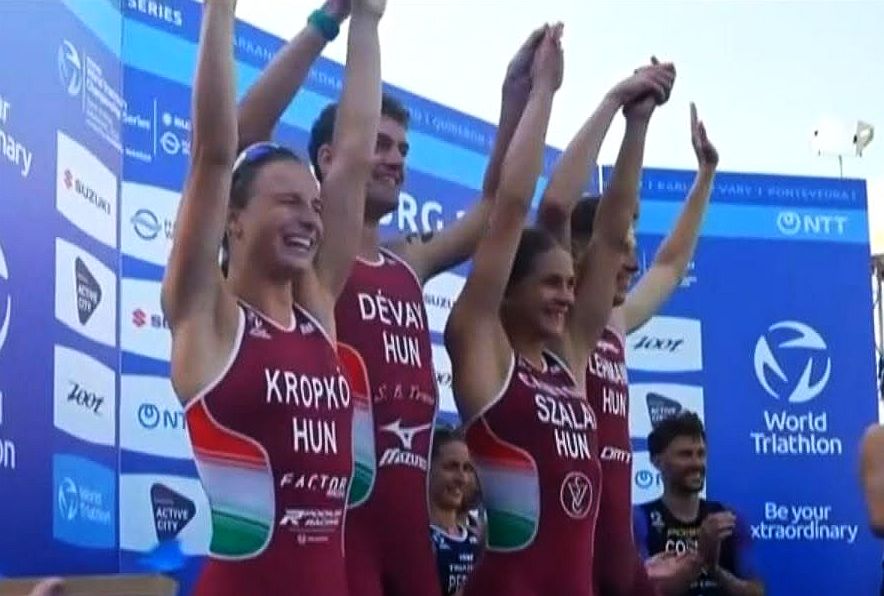 Dévay Márkkal a soraiban ezüstérmet szerzett a magyar triatlon csapat a hamburgi vegyesváltó-világbajnokságon
