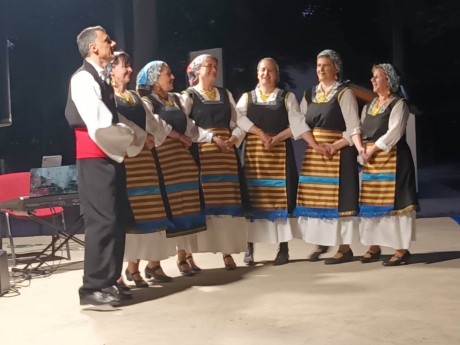 Szabadtéri görög táncbemutató lesz szerdán este a Fő utcán, a Múzeum előtt