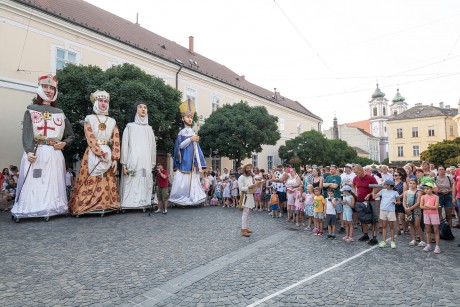 Ismét sok érdeklődőt vonzott a királyi séta a Belvárosban