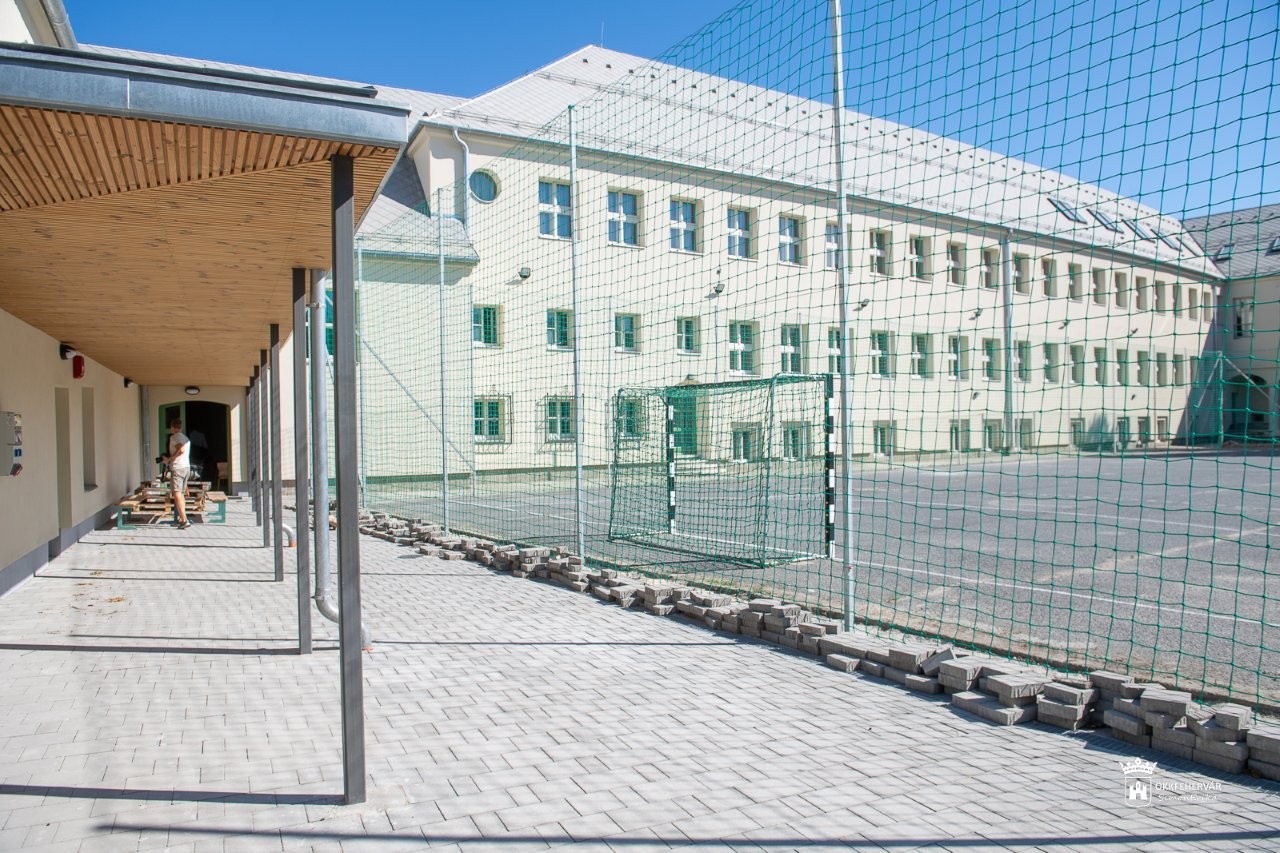 A külső sportpálya is megújul a felújított Vasvári Gimnáziumban - új gyalogátkelőhely is lesz