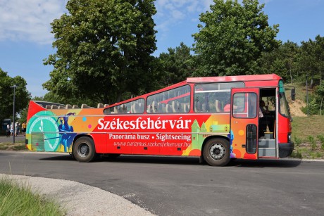 Újra útnak indul Székesfehérvár ikonikus piros kabrió busza