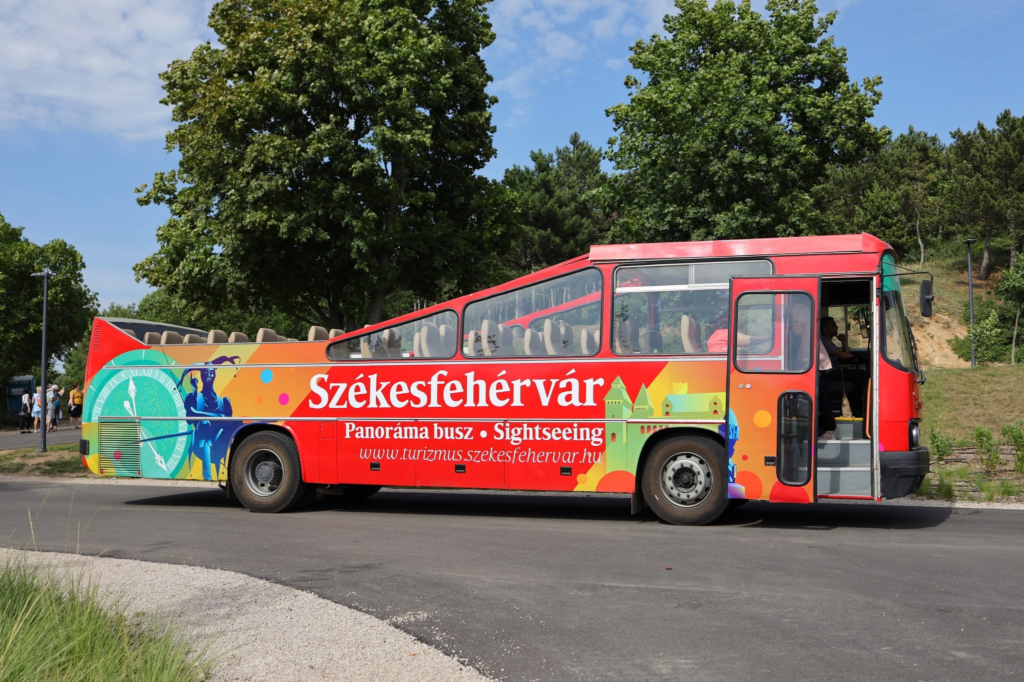 Újra útnak indul Székesfehérvár ikonikus piros kabrió busza