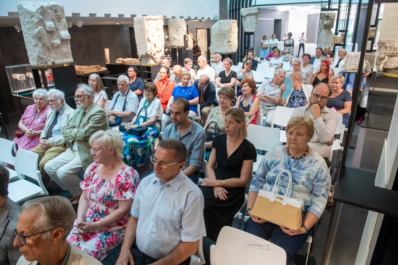 A művészet meg tudja mutatni, hogy a világ lehetne más is – Izinger Katalin kapta idén a Deák Dénes Díjat