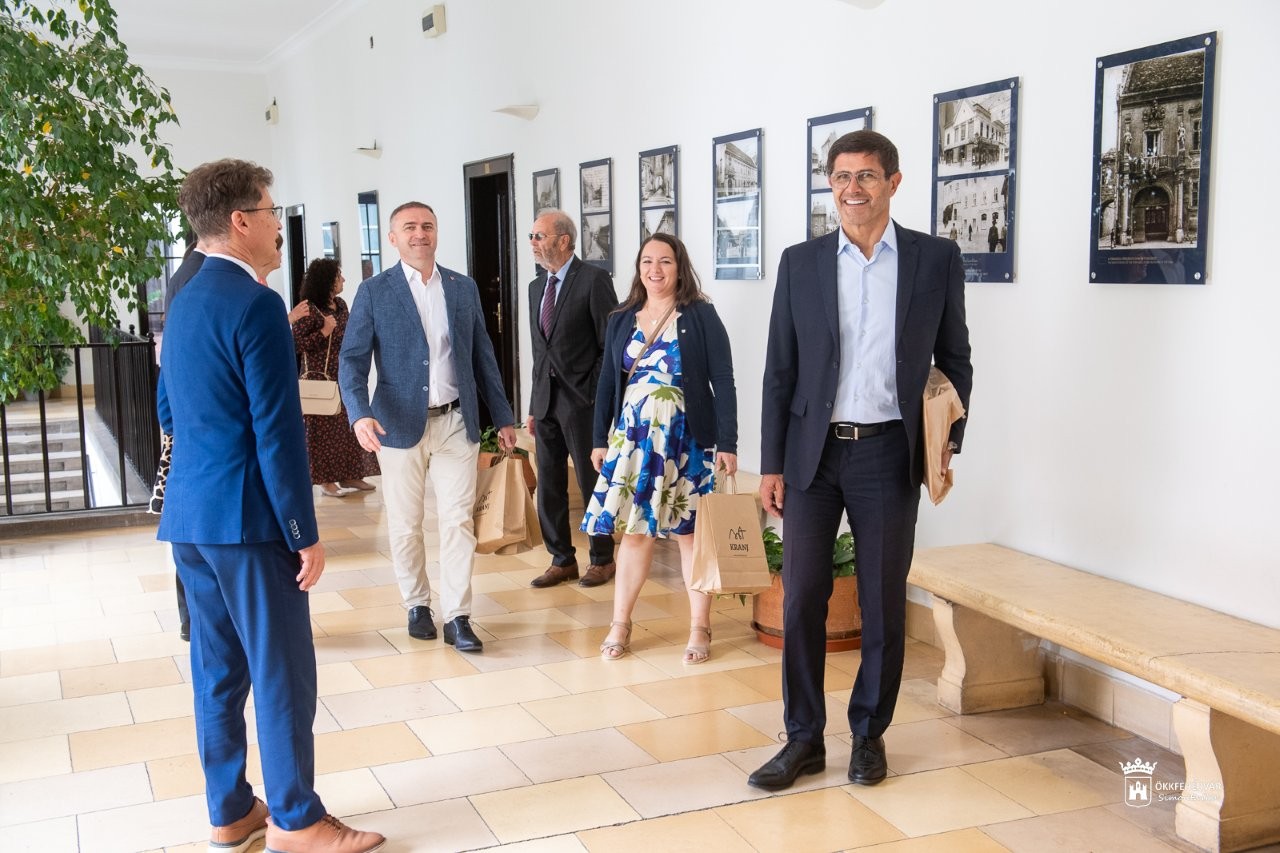 A szlovén, illetve az erdélyi testvérvárosból érkezett delegációkat fogadtak a Városházán