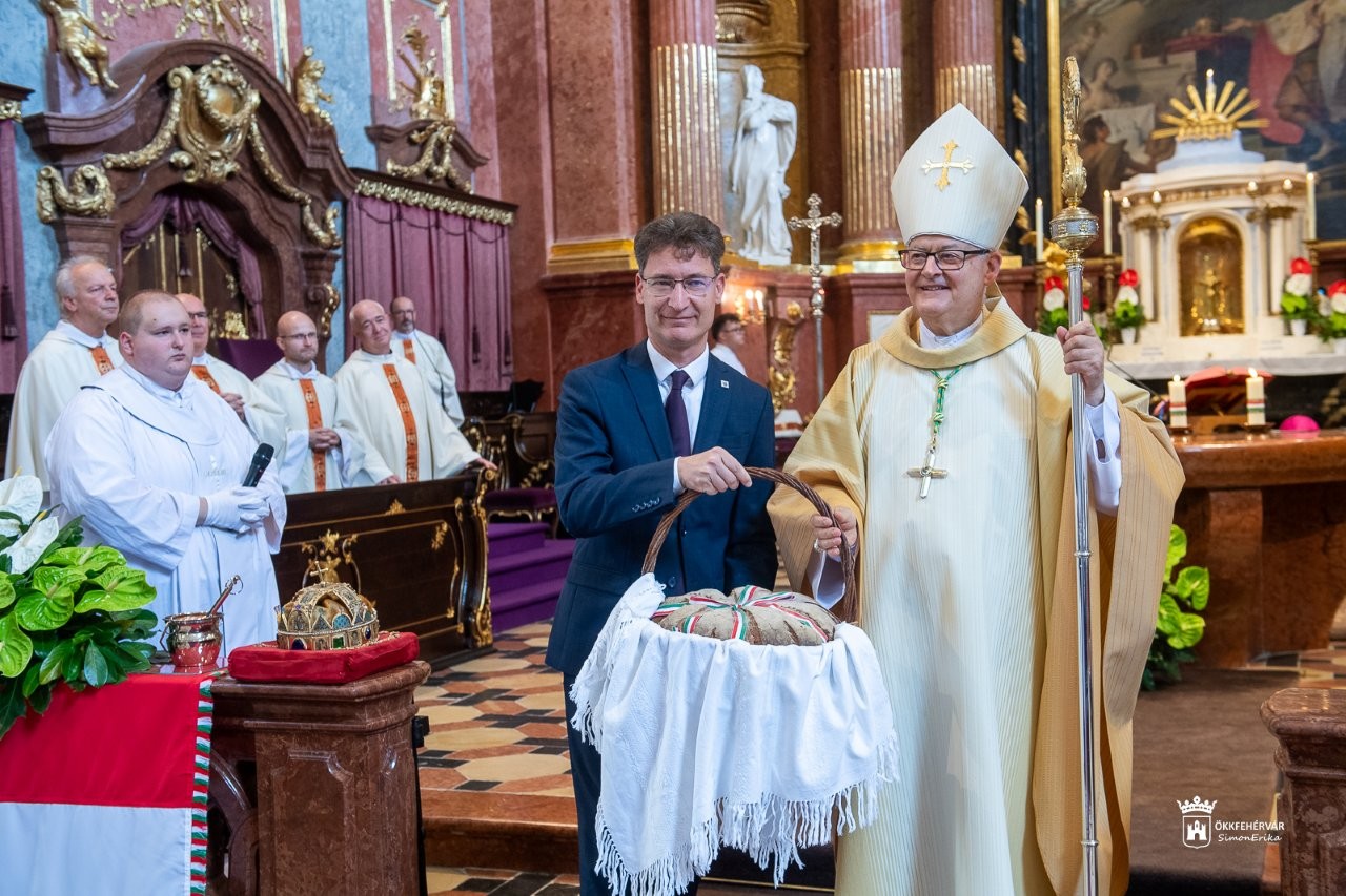 Püspöki szentmisével és kenyéráldással ünnepelték államalapító Szent István napját