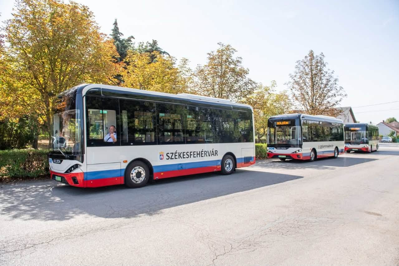 Megérkezett Székesfehérvárra a három új midibusz.