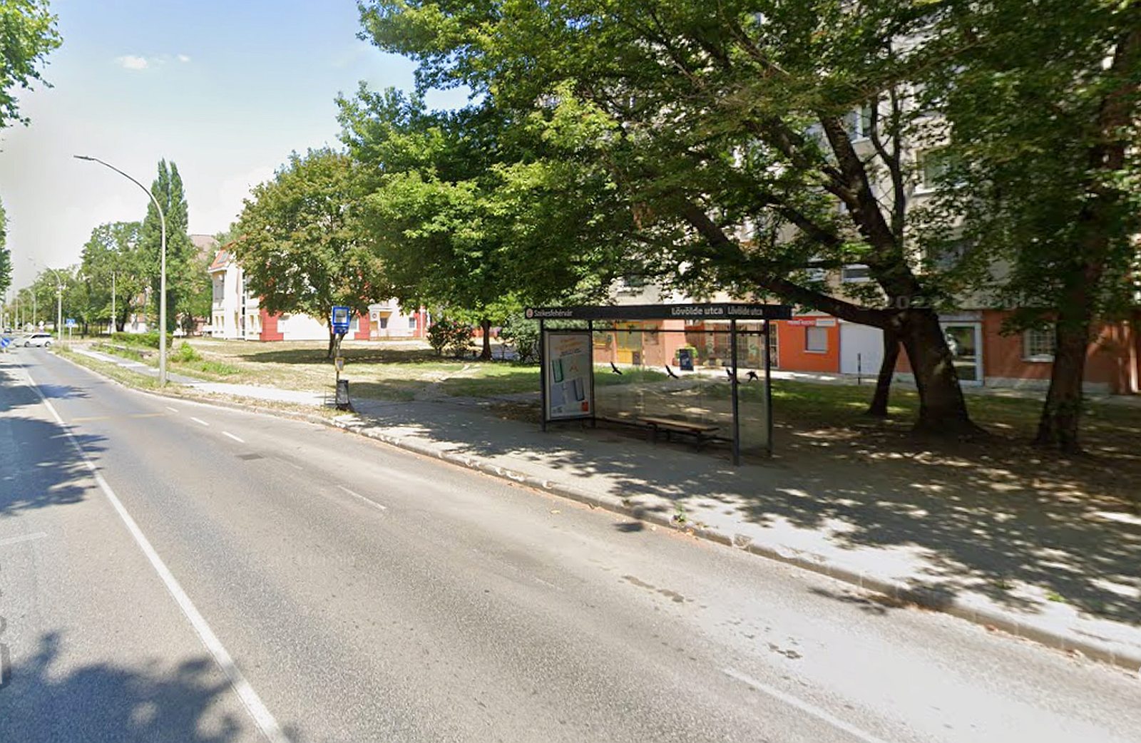 Járdafelújítás miatt kimarad egy autóbusz-megállóhely a Lövölde utcában