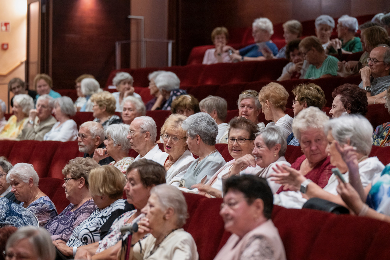 A Vörösmarty Színházban ünnepelte 35 éves fennállását az Alba Regia Nyugdíjas Egyesület