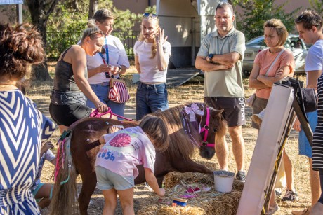 Vidám vasárnapi családi pikniket rendeztek a Béke téren