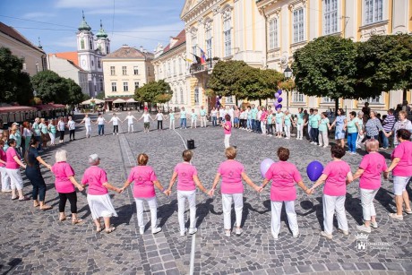 Alzheimer világnap hétfőn a Plazánál – 50 féle vizsgálattal vár az ország legnagyobb szűrőkamionja