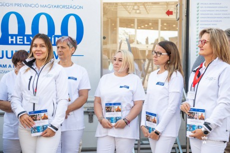 Alzheimer-világnap - az ország legnagyobb szűrőkamionja az Alba Plaza előtt